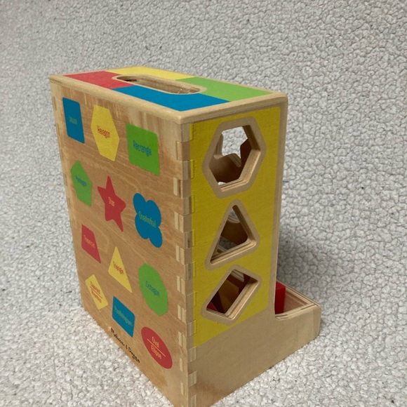 Melissa and Doug color block wooden shape sorter - Picture 4 of 8
